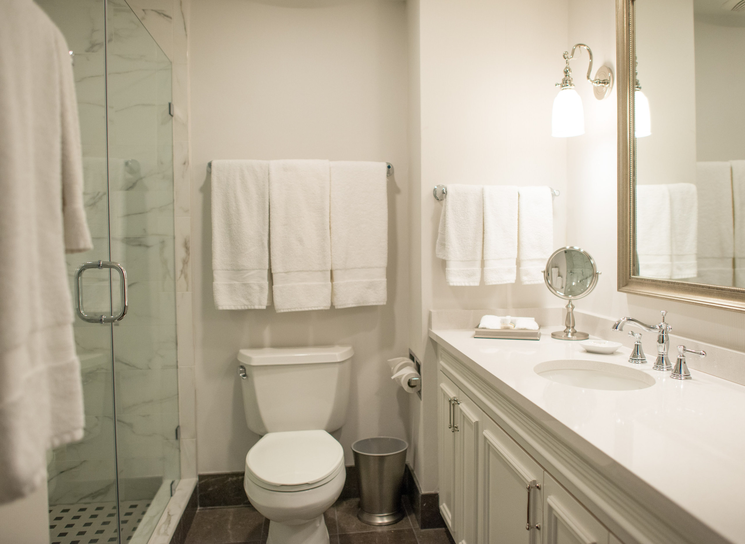 3-jrh-deluxe_main-house-bathroom